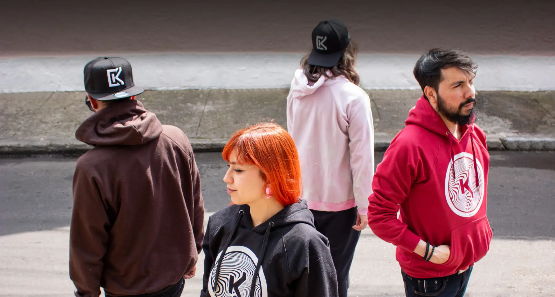 Integrantes de Rolakaina en sesión fotográfica para su colección de merch, banda de rock alternativo de Bogotá