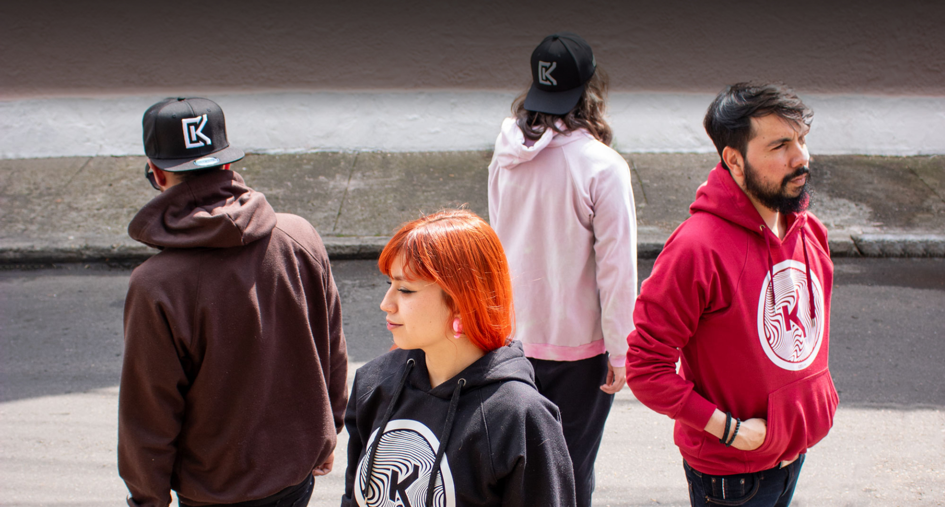 Integrantes de Rolakaina en sesión fotográfica para su colección de merch, banda de rock alternativo de Bogotá